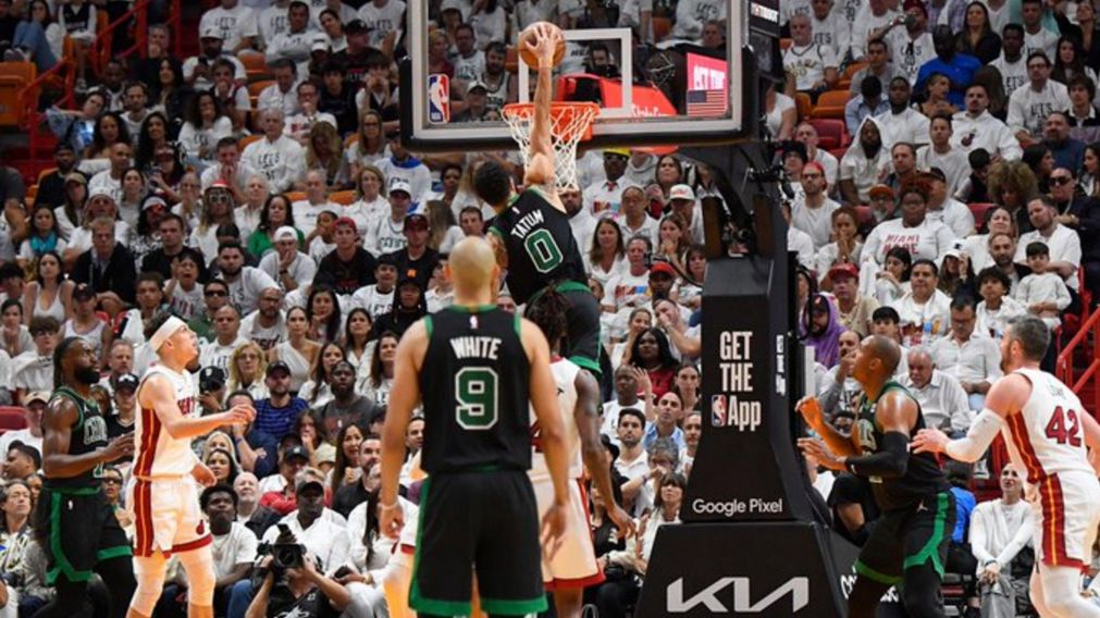 NBA: Boston Celtics le GAN� a Miami Heat en su casa y lo puso contra las CUERDAS con Messi en la platea