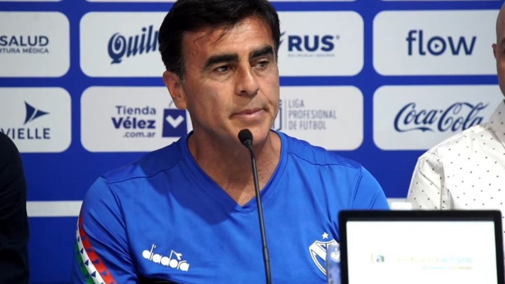Gustavo Quinteros, tras el pase de Vélez a la final de la Copa de la Liga: "Sea Estudiantes o sea Boca, estamos preparados"