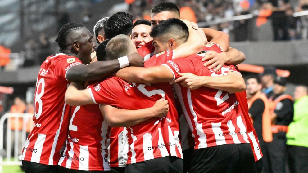 Estudiantes DESTROZÓ a Barracas Central y jugará las semifinales de la Copa de la Liga Profesional