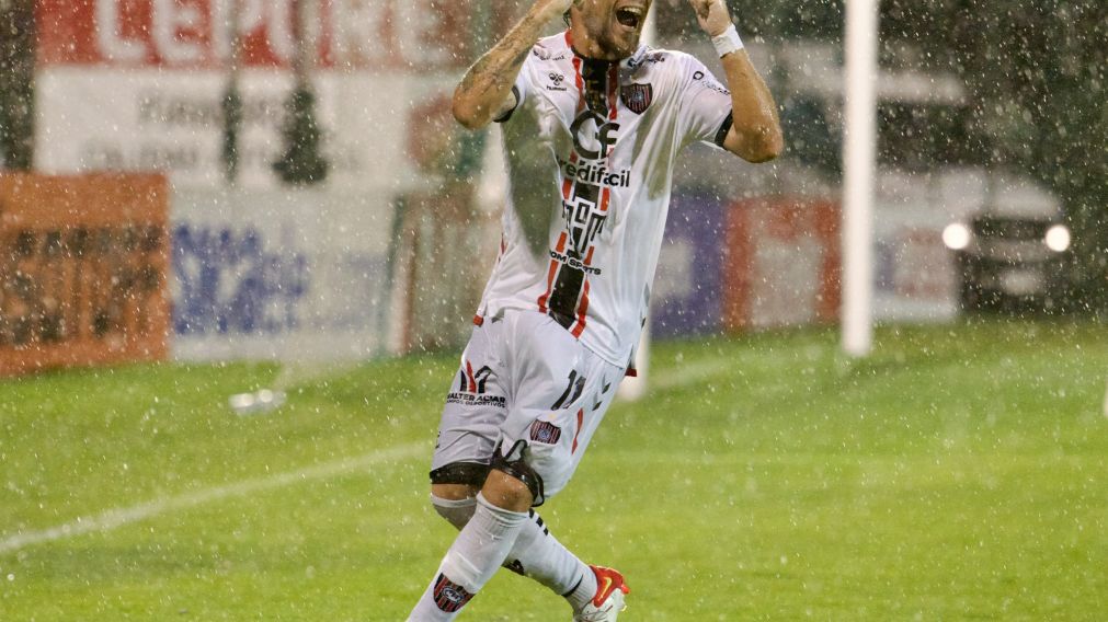 BAJO UN DILUVIO. ANTE FERRO, BRANDÁN MARCÓ SU PRIMER GOL CON LA CAMISETA DEL FUNEBRERO.