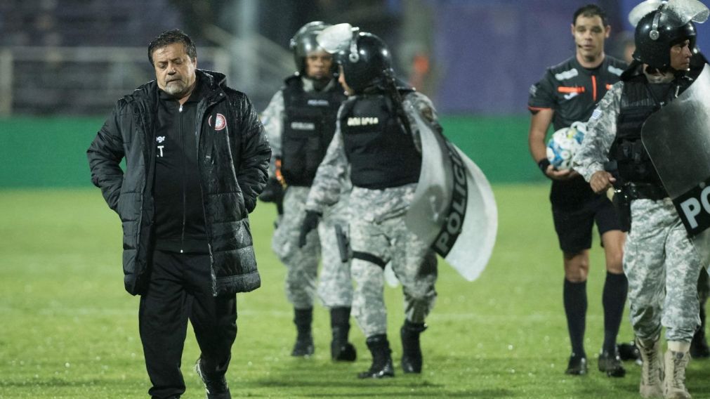 Caruso Lombardi debut� con POL�MICA en Uruguay y ESTALL� contra el VAR