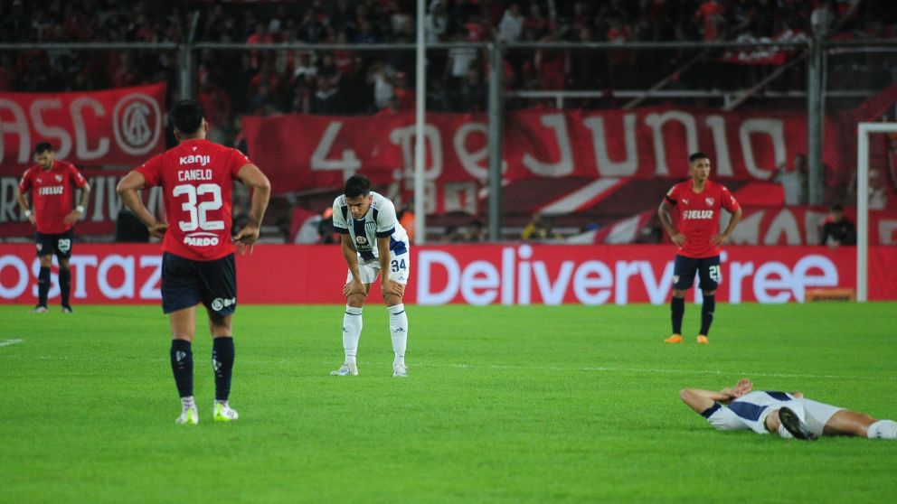 Independiente hizo un papelón: ganaba por dos goles y tenía un hombre demás, pero Talleres le empató y lo dejó afuera