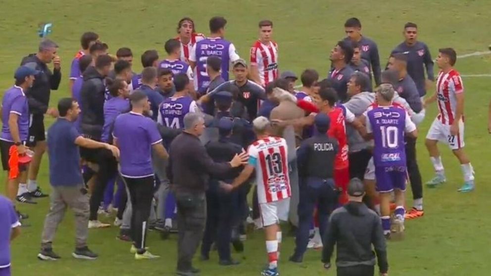 Fútbol uruguayo VERGONZOSO: la TREMENDA PELEA entre los jugadores de Defensor Sporting y River