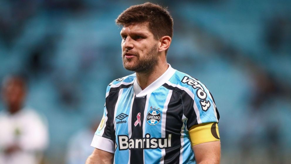 SUSTO en Brasil: Kannemann CHOCÓ su cabeza con un rival, quedó NOCAUT y tuvo que salir en Gremio