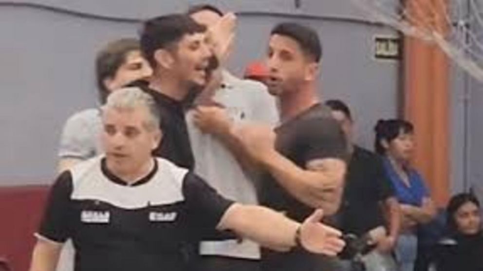 INSÓLITO: Hernán Grana se metió en la cancha mientras jugaba su hijo para PELEAR con el ÁRBITRO