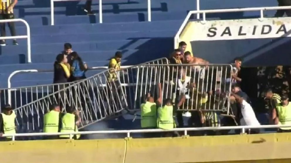 Copa Libertadores VIOLENTA: se registraron incidentes entre los hinchas de Central y Peñarol