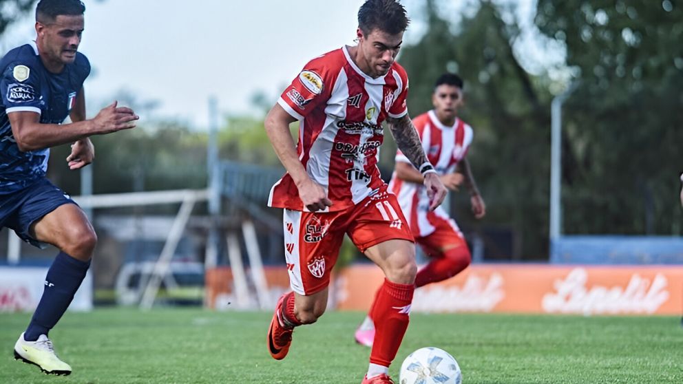 AL PIE. EL ATACANTE DEL TAMBERO DEMUESTRA UN BUEN CONTROL DE LA PELOTA.
