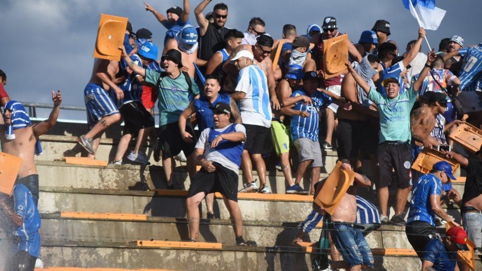 Los hinchas de Godoy Cruz y San Martín de San Juan INTERRUMPIERON EL CLÁSICO cuyano por una guerra de sillas