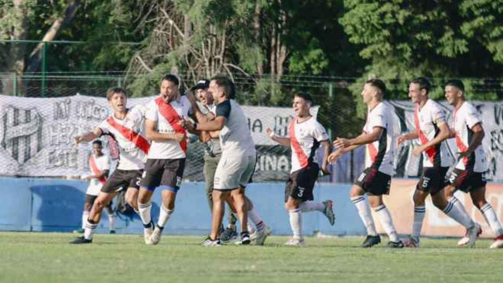 De héroe a villano: los dos TREMENDOS BLOOPERS del arquero de El Porvenir en la derrota ante Luján