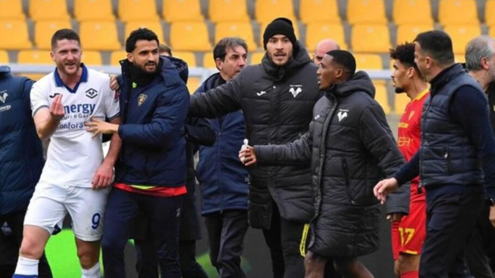 ¡LOCURA en Italia!: un entrenador de la Serie A fue DESPEDIDO por darle un CABEZAZO a un jugador rival