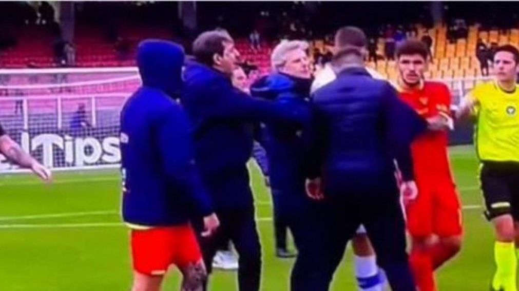 �ESC�NDALO en Italia!: el entrenador de Lecce le dio un TREMENDO cabezazo a un jugador rival