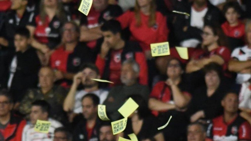 La cargada de los hinchas de Central a Newell's tuvo su COSTADO POLICIAL: cuatro detenidos