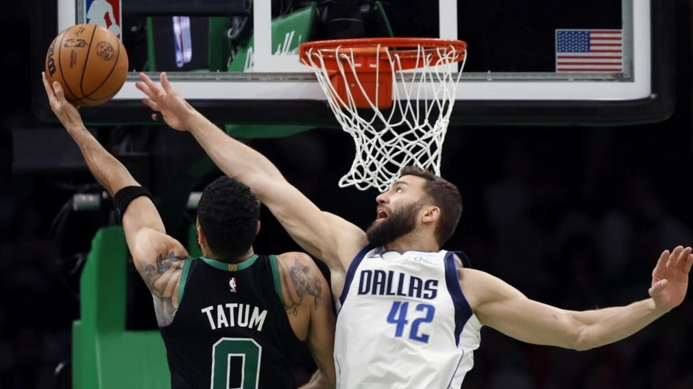 Boston Celtics APLAST� a los Dallas Mavericks de Doncic en un duelo de GIGANTES de la NBA