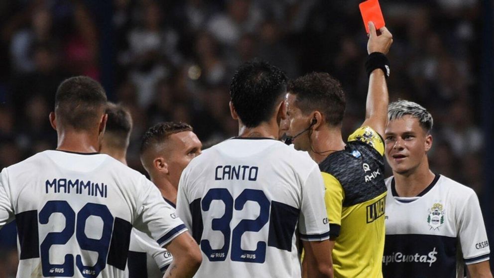 Copa de la Liga: un jugador de Gimnasia vio la roja y su reacción fue INJUSTIFICADA E INCREÍBLE