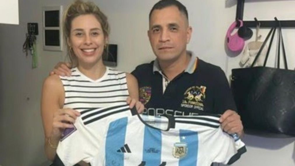 POL�MICA: La ex pareja de Exequiel Palacios le vendi� una camiseta y la medalla de campe�n del mundo