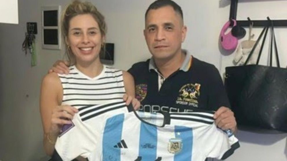 POLÉMICA: La ex pareja de Exequiel Palacios le vendió una camiseta y la medalla de campeón del mundo