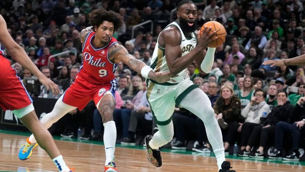 Los Boston Celtics vencen a los Sixers y mantienen su racha imparable en la NBA