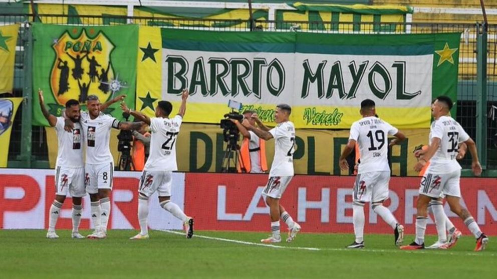 Deportivo Riestra: Jonathan Herrera le hizo un gol a Defensa y Justicia y es hombre récord para el fútbol argentino