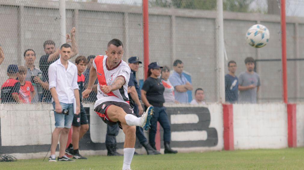 FRENTE A YUPANQUI, CRISTIAN CHIMINO SE DIO EL GUSTO DE VESTIR POR PRIMERA VEZ LA CAMISETA DEL LUJANERO DE MANERA OFICIAL.