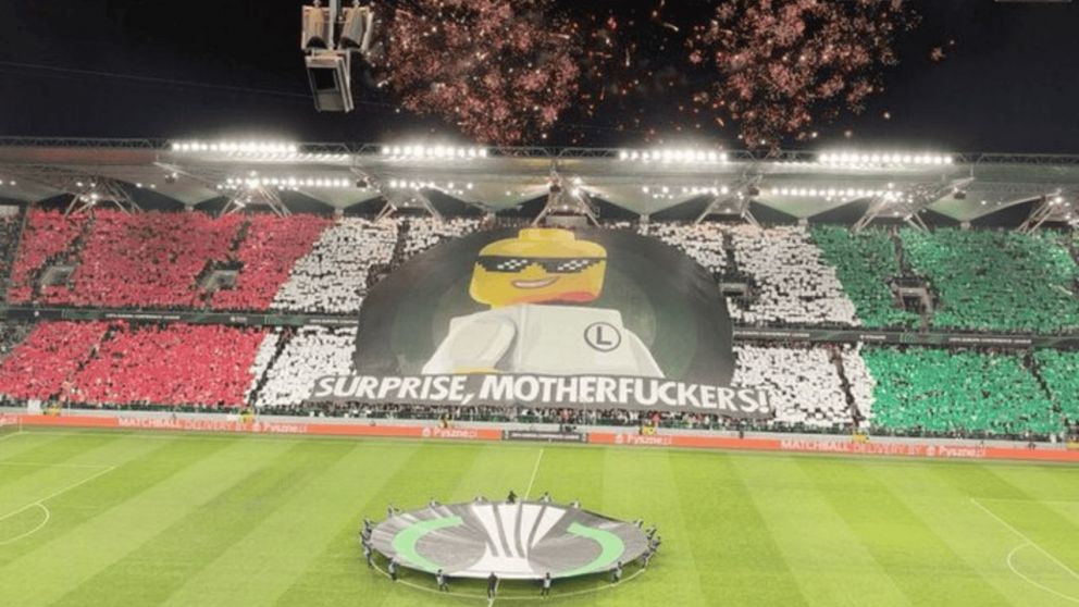 Conference League: Los hinchas del Legia Varsovia insultaron a la UEFA a través de un ocurrente trapo