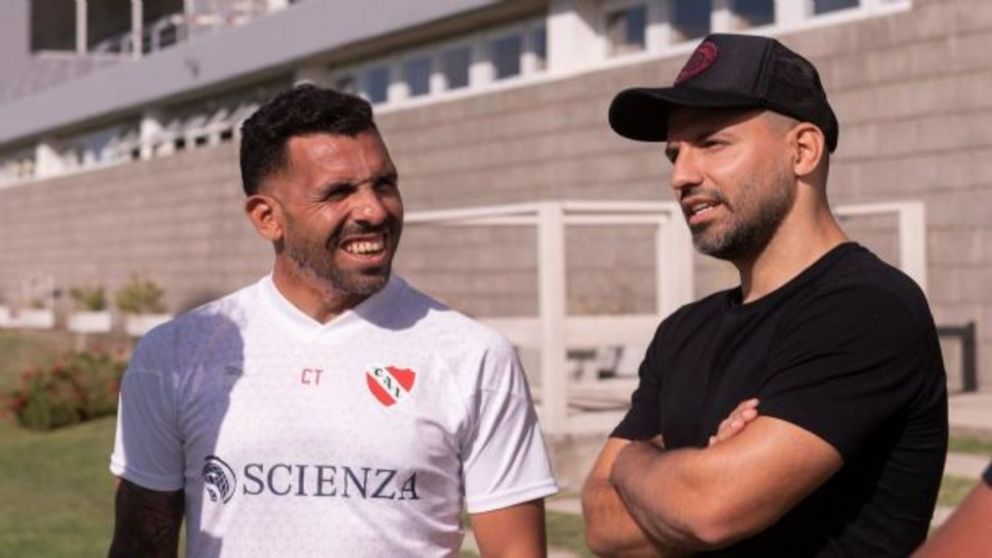 ¿Vuelve al fútbol?: Tevez invitó al Kun Agüero a Independiente