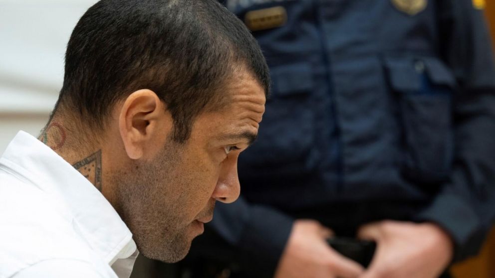 Dani Alves recibi� 4 a�os y medio de c�rcel por violar a una mujer