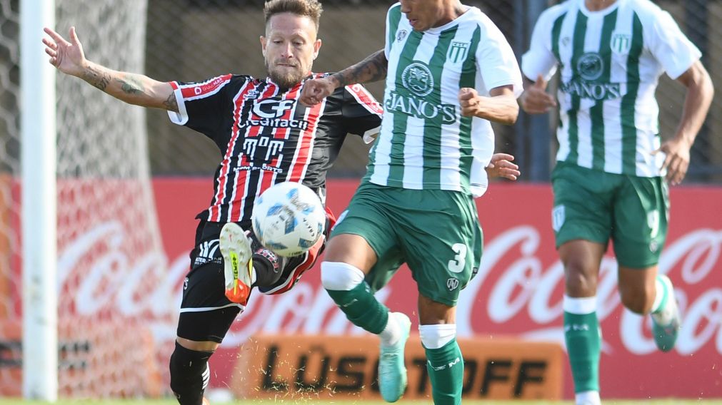 BRANDÁN INTENTA QUEDARSE CON LA PELOTA ANTE LA PRESIÓN DE ESCOBAR.