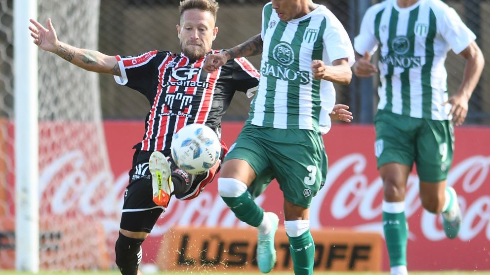 BRANDÁN INTENTA QUEDARSE CON LA PELOTA ANTE LA PRESIÓN DE ESCOBAR.