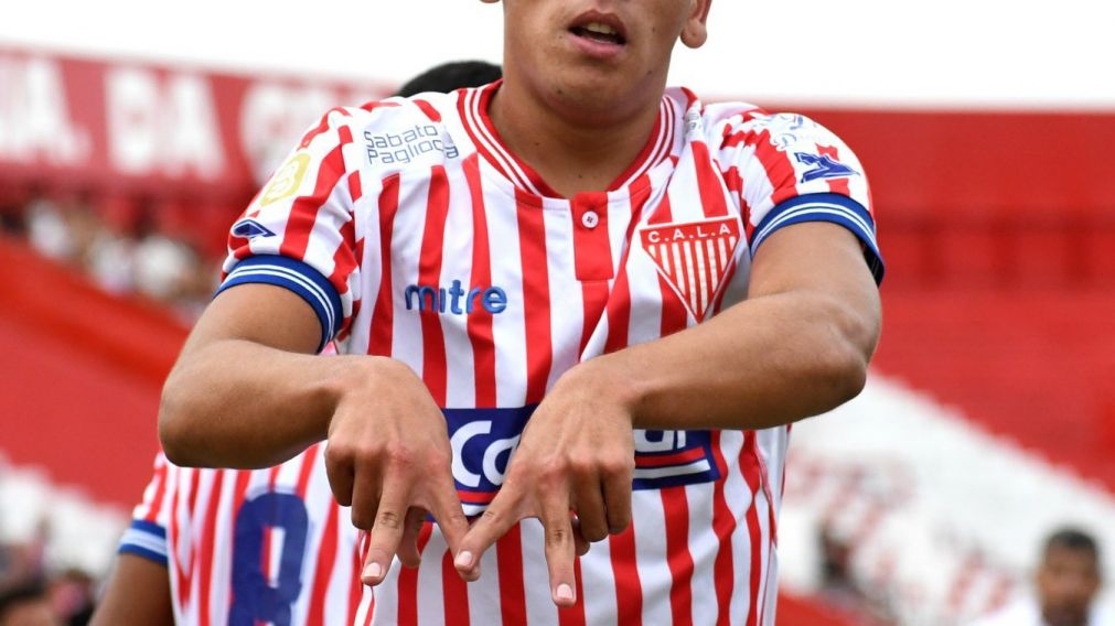 EL INGRESADO FACUNDO VILLARREAL FESTEJA EL GOL DEL TRIUNFO.