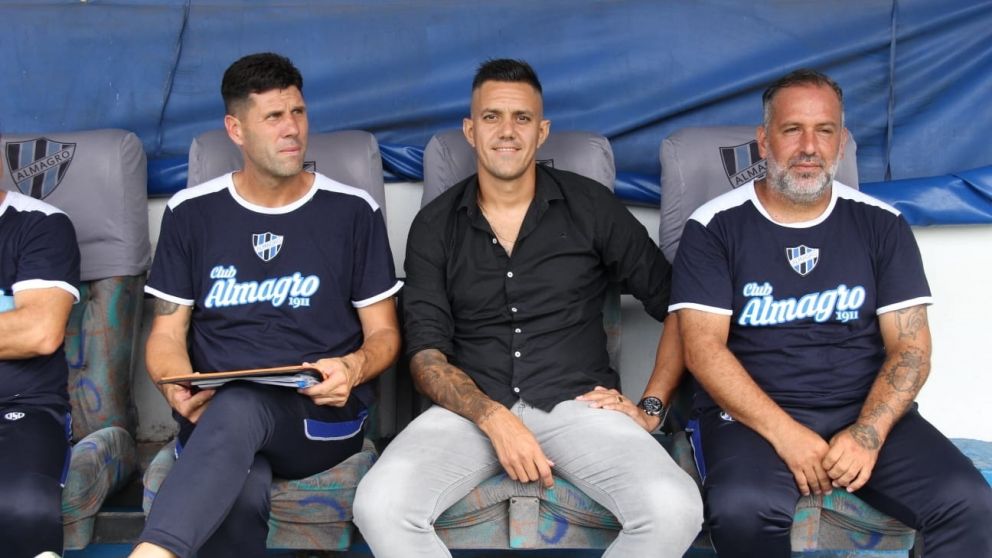 JUNTO A SUS COLABORADORES. EL SEMBLANTE DE PAPARATTO LE BRINDA MUCHA TRANQUILIDAD A LOS FUTBOLISTAS DE ALMAGRO.