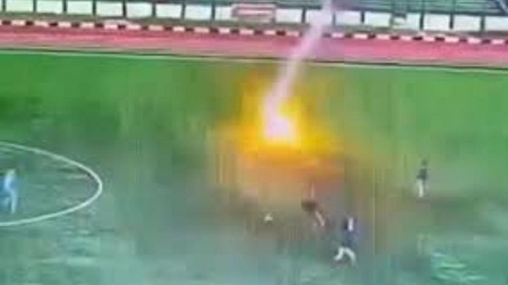 Un futbolista murió tras ser fulminado por un rayo en un partido en Indonesia: el tremendo video