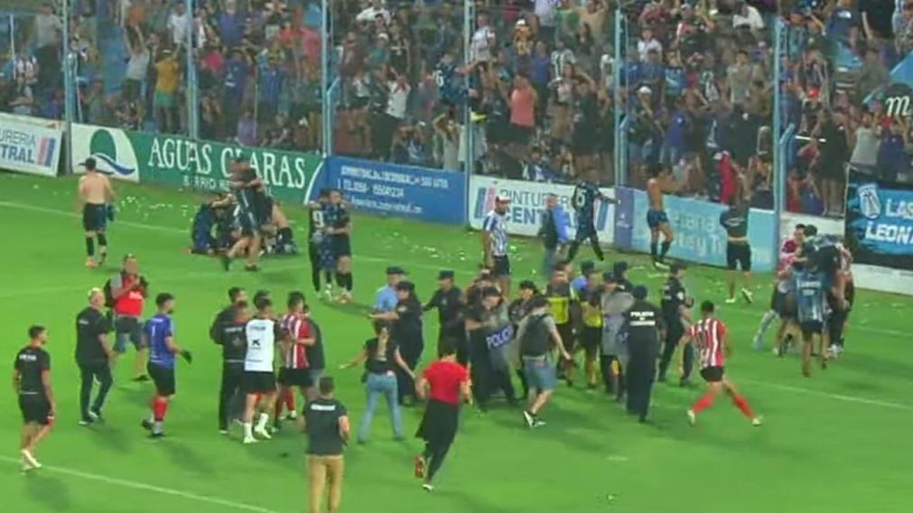 A Colón de San Justo le robaron el ascenso al Federal A y sus jugadores le pegaron a los árbitros: los videos