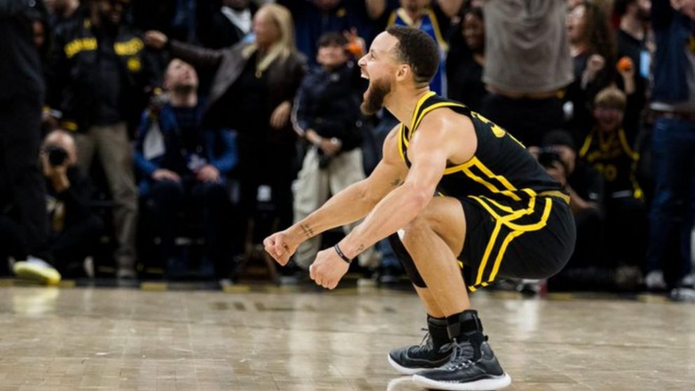 Stephen Curry mete un triple ganador sobre la chicharra para los Warriors ante los Suns en la NBA