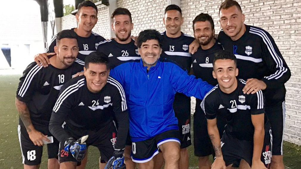 El durísimo canto de los hinchas de Comunicaciones que involucra a Diego Maradona: el video
