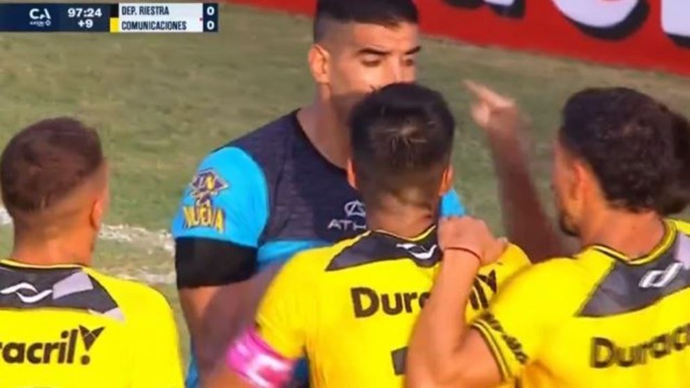 Durísimo: la decisión de la AFA con el árbitro que cobró el insólito penal para Riestra ante Comunicaciones