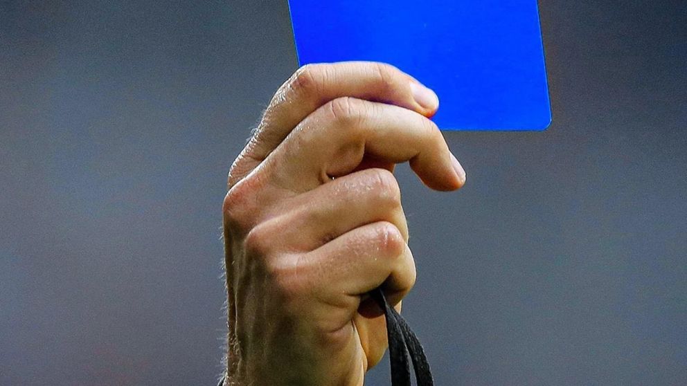 Bombazo en el fútbol mundial: se viene el uso de la tarjeta azul