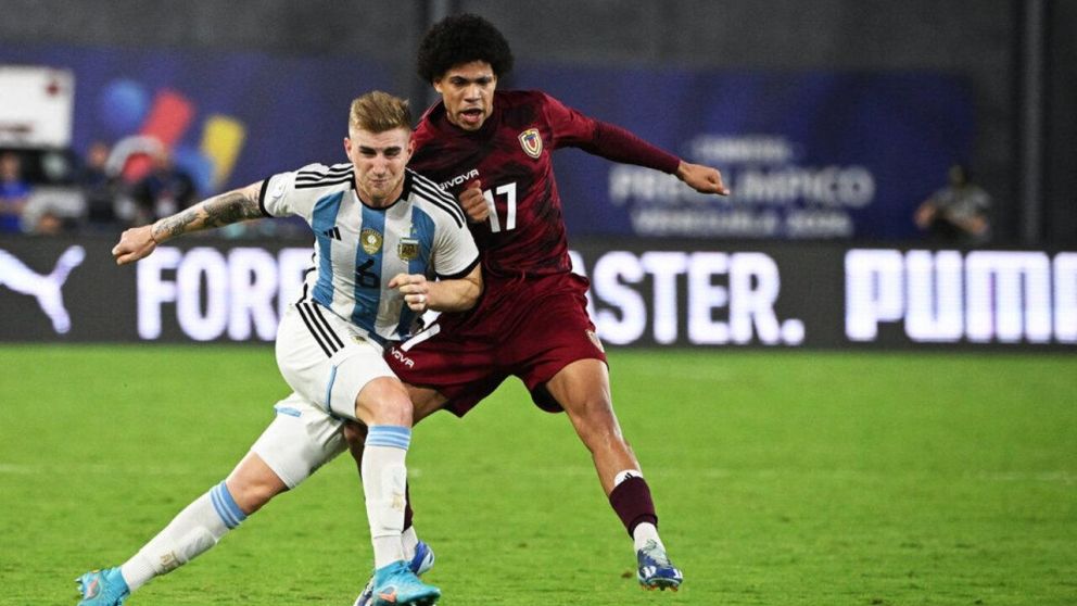 La Selección Argentina fue perjudicada en el inicio de la fase final del Preolímpico: polémico empate con Venezuela