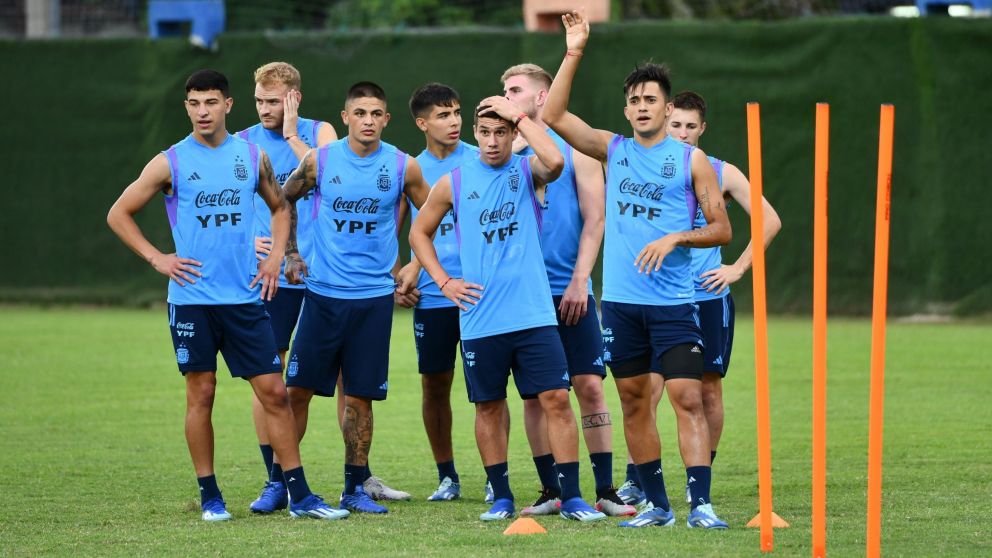 Argentina va por un triunfo clave en el Preolímpico Sub 23: día, rival, formaciones, horario y TV