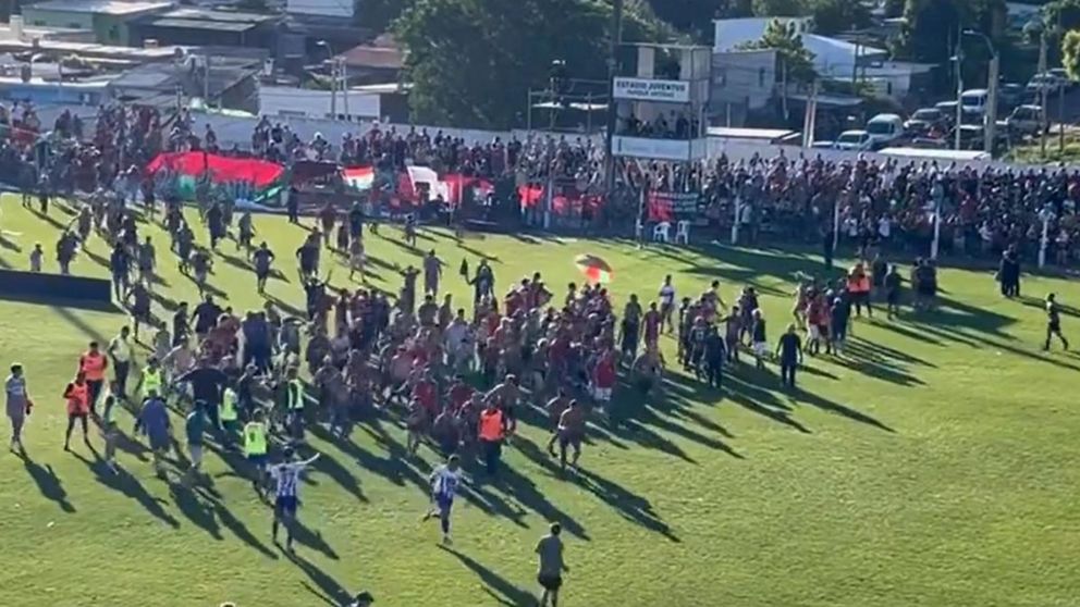 ¡Escándalo en Uruguay!: Hinchas de Rampla Junior provocaron una batalla campal tras el ascenso a Primera