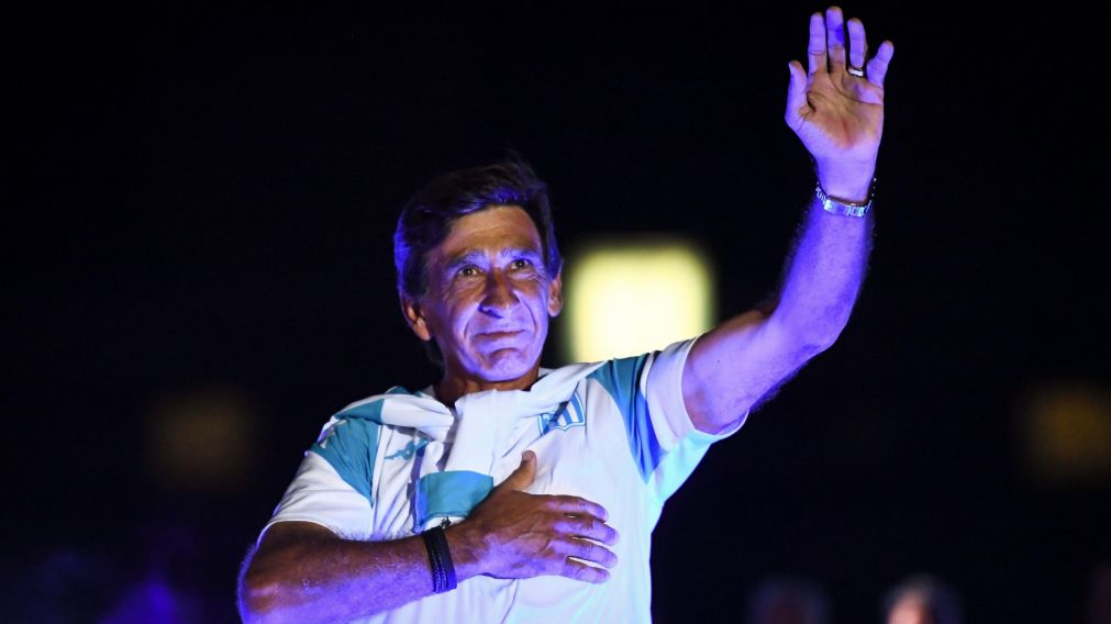 Racing presentó a sus doce refuerzos con un video al estilo Los Simuladores y Gustavo Costas la rompió como actor