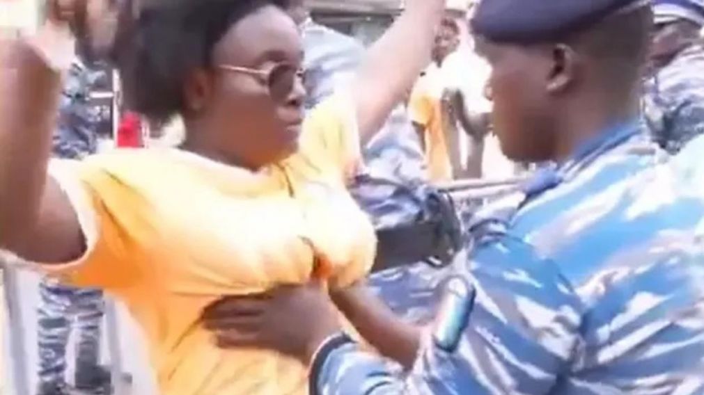 Copa África: El video que muestra cómo la seguridad manosea a las mujeres en los cacheos de los estadios