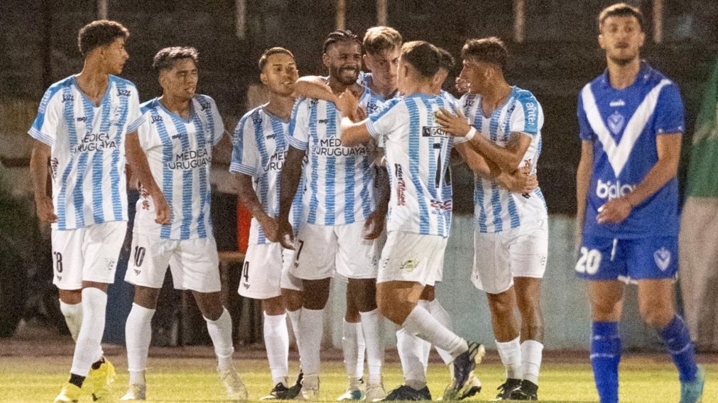 Vélez perdió ante Cerro en el debut del DT Gustavo Quinteros