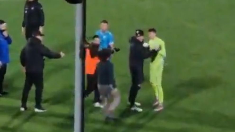 Padre del futbolista se calentó, entró a la cancha y le pegó una trompada al arquero rival