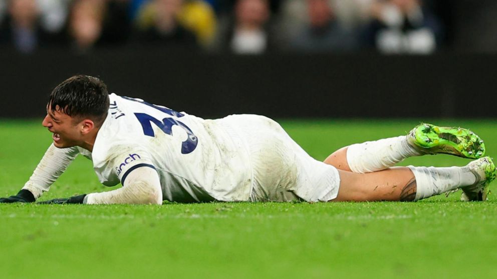 Alejo Véliz terminó el año lesionado y entre lágrimas en el triunfo de Tottenham