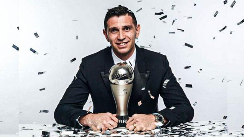 Dibu Martínez volvió al Aston Villa tras la consagración con el premio The Best y fue elogiado Unai Emery