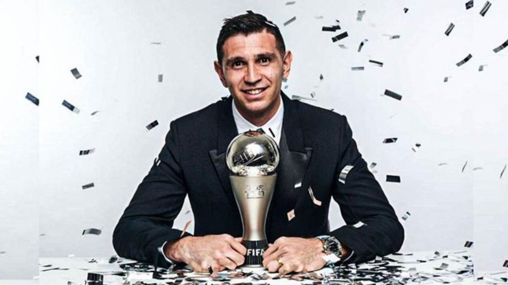 Dibu Martínez volvió al Aston Villa tras la consagración con el premio The Best y fue elogiado Unai Emery