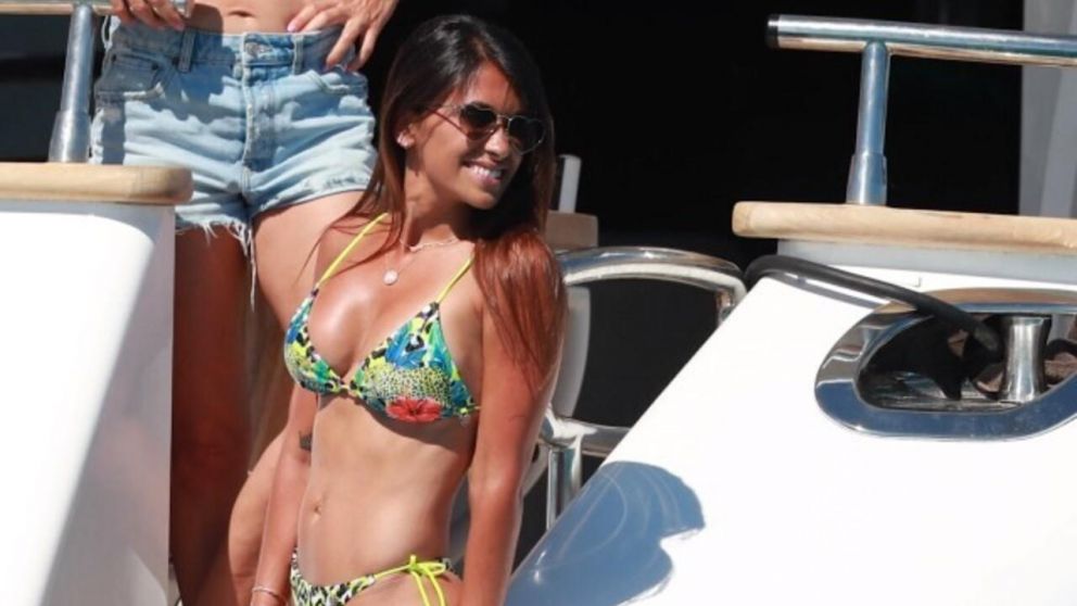 Antonela Roccuzzo se fotografió en bikini y Lionel Messi no le sacó los ojos de encima