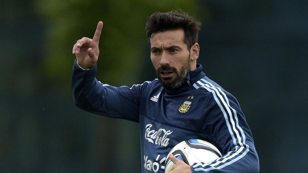 Lavezzi ya est� en la Argentina para ser atendido tras un confuso episodio en Punta del Este