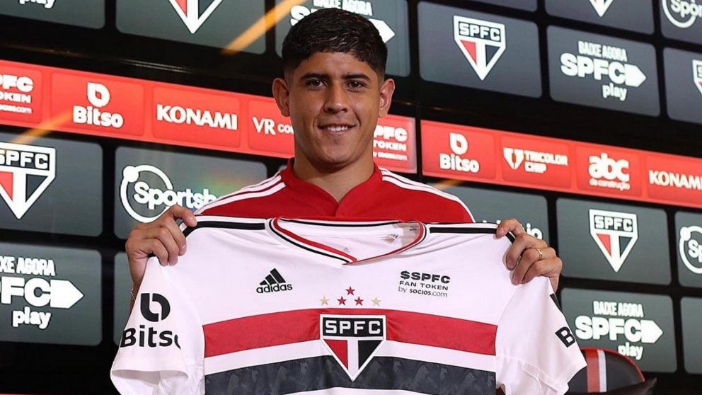 ¿Quién se lo lleva?: el defensor que busca tanto Boca como Independiente para 2024