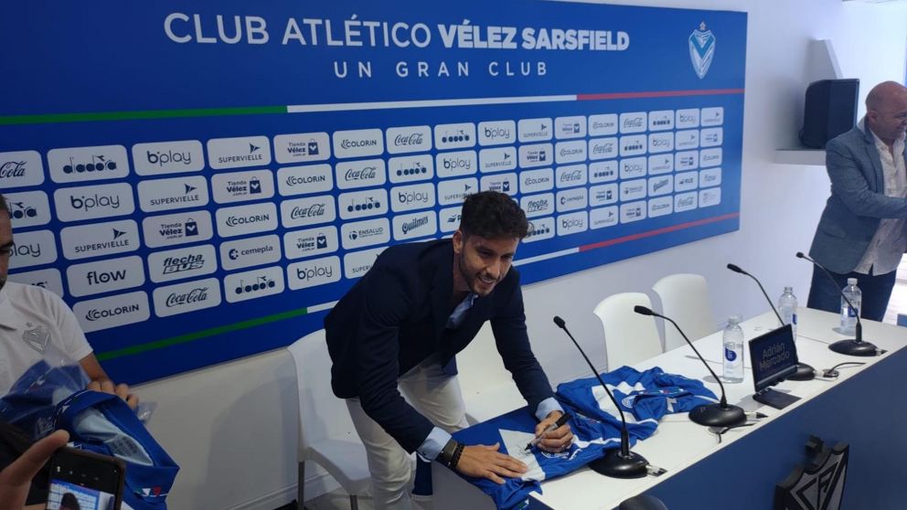 Ricky Álvarez fue presentado como director deportivo de Vélez y se refirió a la posible llegada de Milito
